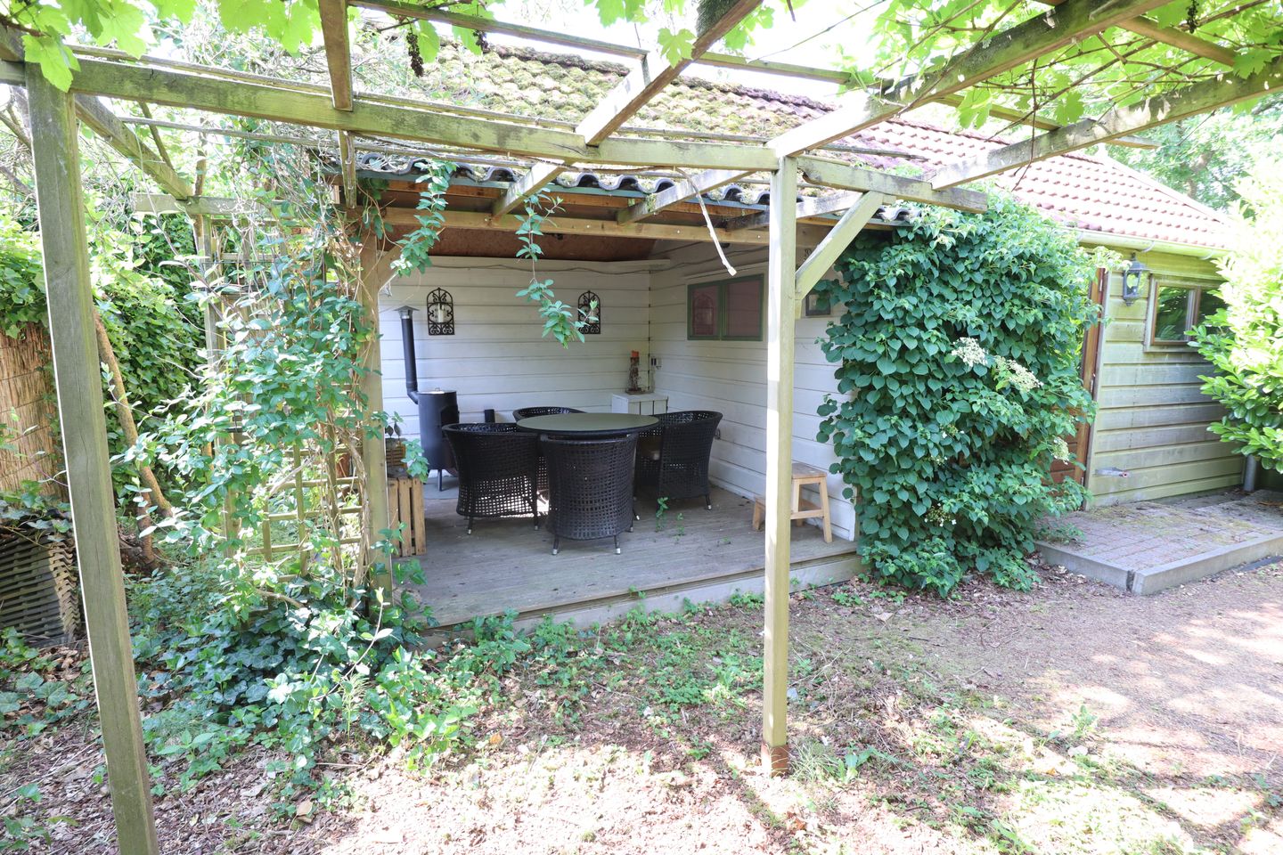 Spacious Detached Home with Versatile Outbuilding in Apeldoorn West — 34