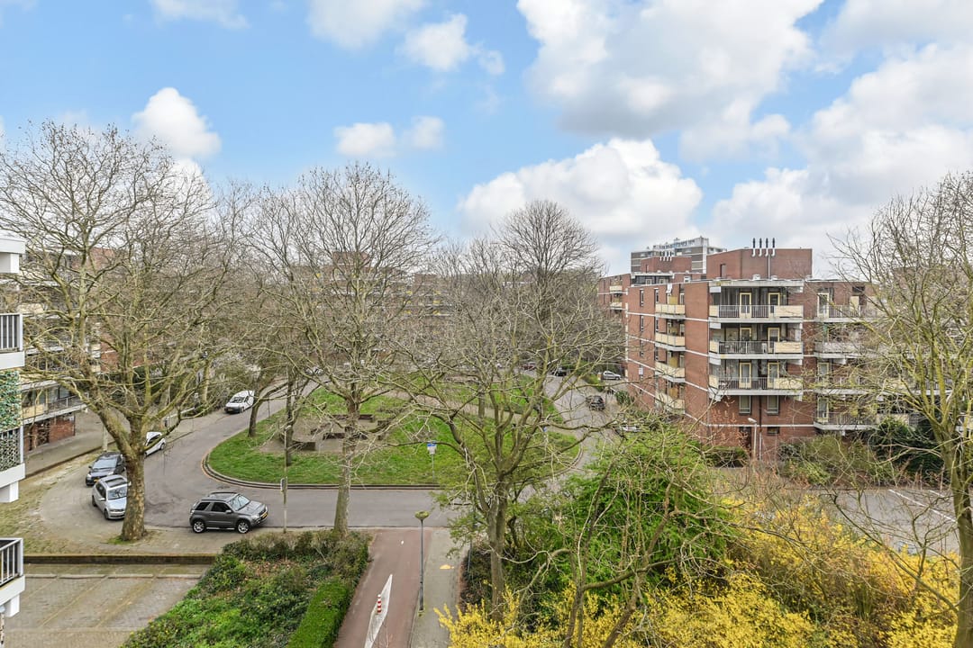 Spacious 3-Room Apartment with Two Balconies in Quiet Green Surroundings — 22