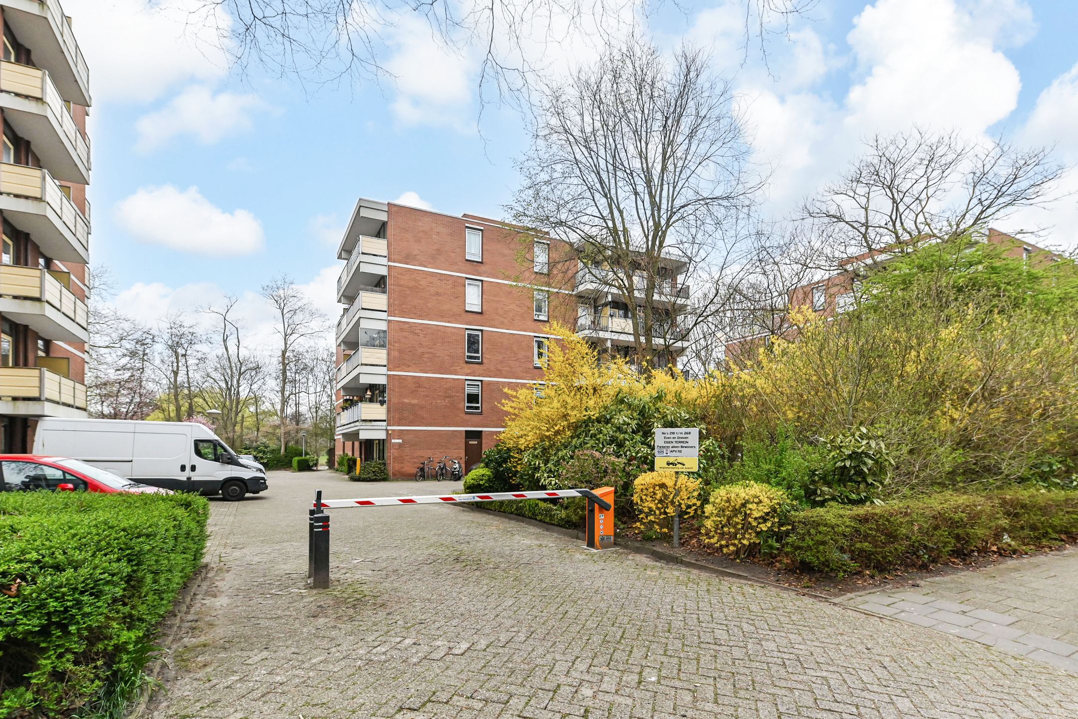 Spacious 3-Room Apartment with Two Balconies in Quiet Green Surroundings — 30
