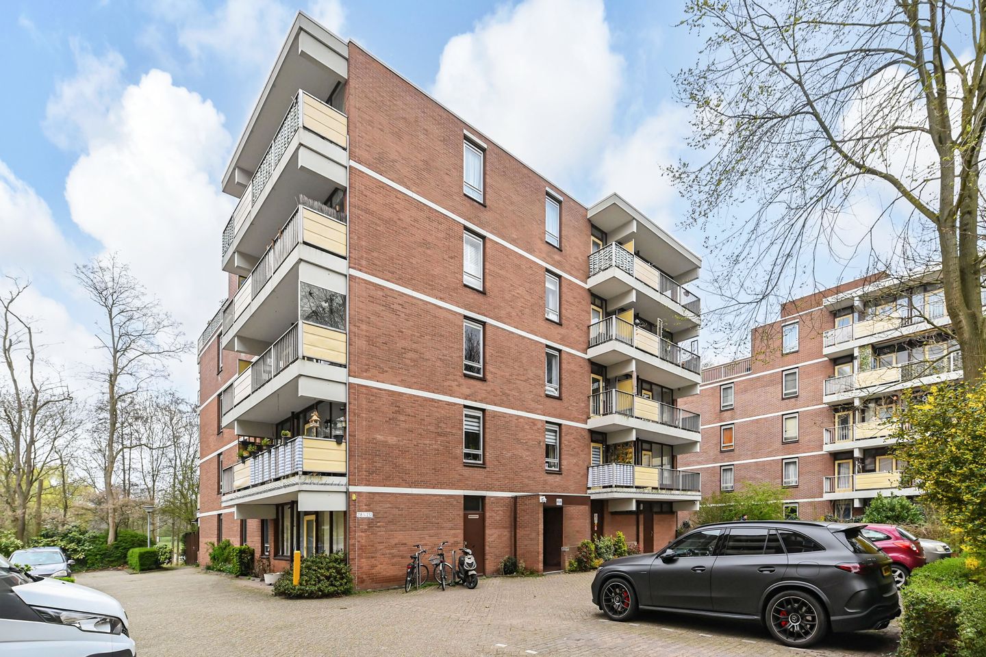 Spacious 3-Room Apartment with Two Balconies in Quiet Green Surroundings — 29