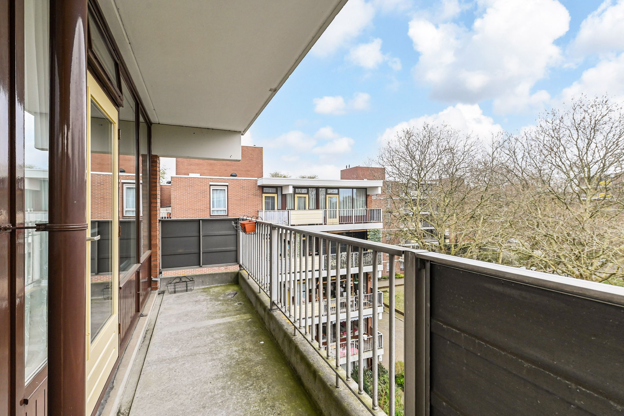 Spacious 3-Room Apartment with Two Balconies in Quiet Green Surroundings — 21