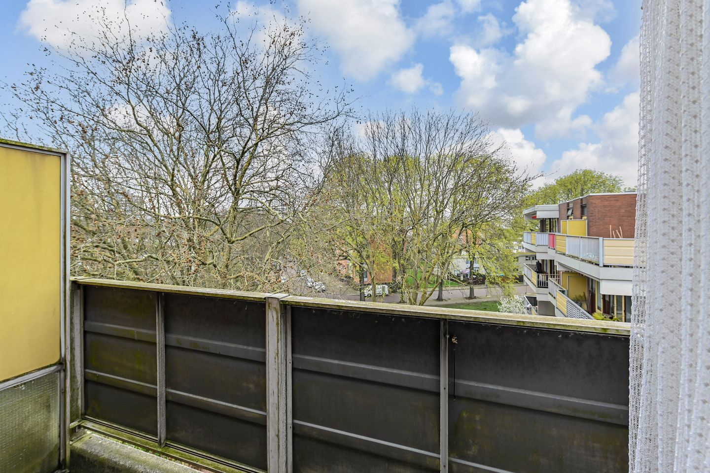 Spacious 3-Room Apartment with Two Balconies in Quiet Green Surroundings — 20