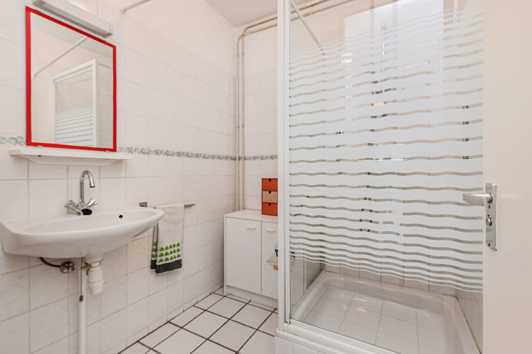 Spacious 3-Room Apartment with Two Balconies in Quiet Green Surroundings — 16