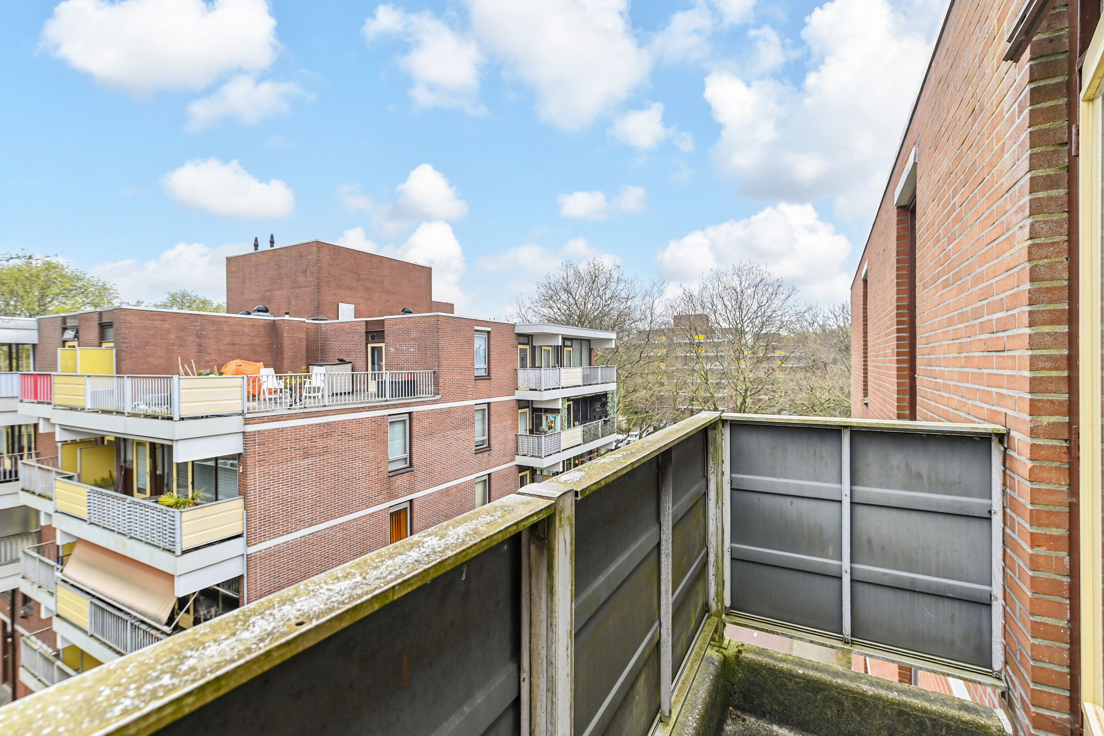 Spacious 3-Room Apartment with Two Balconies in Quiet Green Surroundings — 18