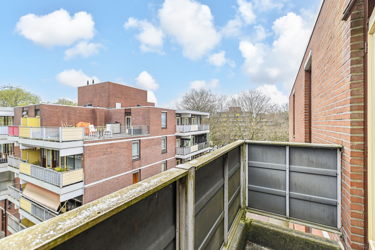 Spacious 3-Room Apartment with Two Balconies in Quiet Green Surroundings — 19
