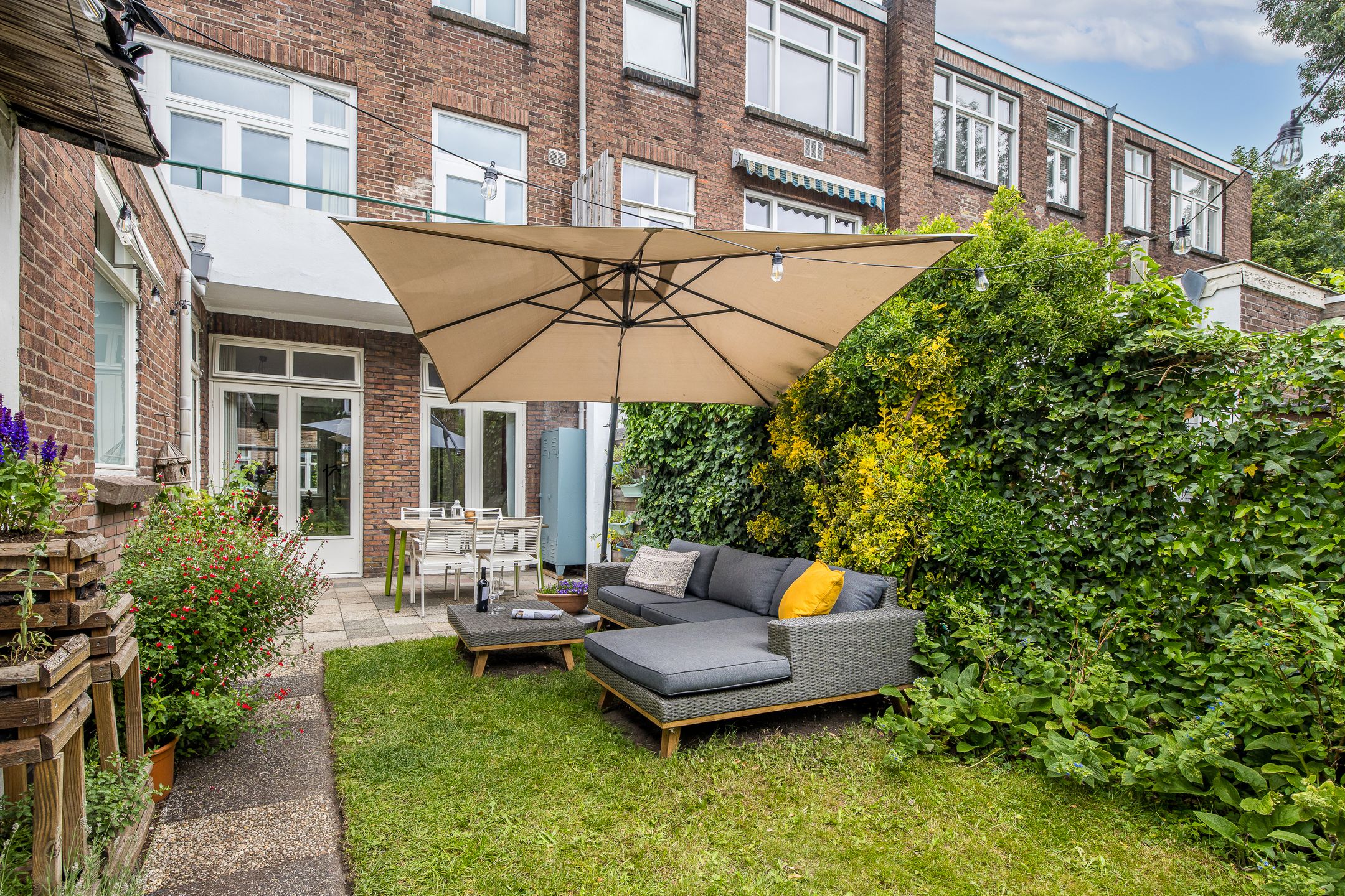 Charming 1930s Ground Floor Apartment with Deep Southwest-Facing Garden in Popular Utrecht Neighborhood — 30