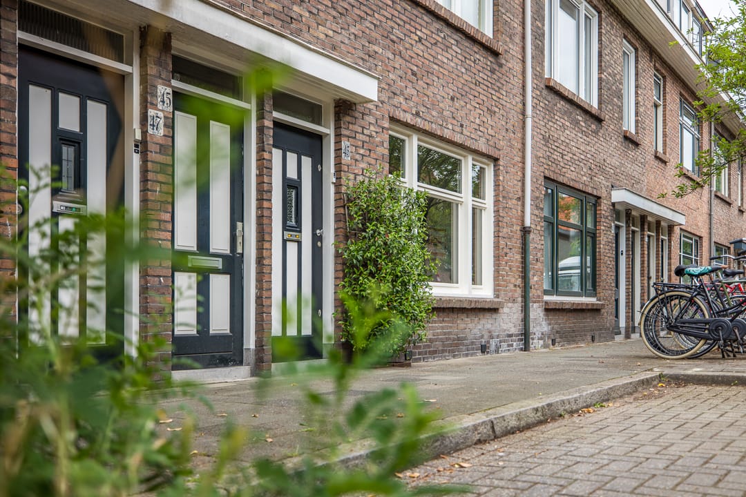 Appartement au rez-de-chaussée élégant des années 1930 avec jardin spacieux orienté sud-ouest dans un quartier populaire d'Utrecht