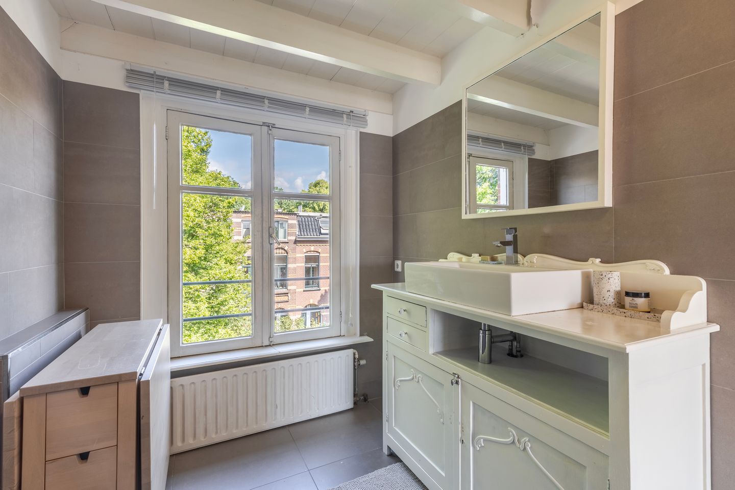 Charming 3 Bedroom Top Floor Apartment with Sun Filled Darterraces in Sonsbeekkwartier — 29