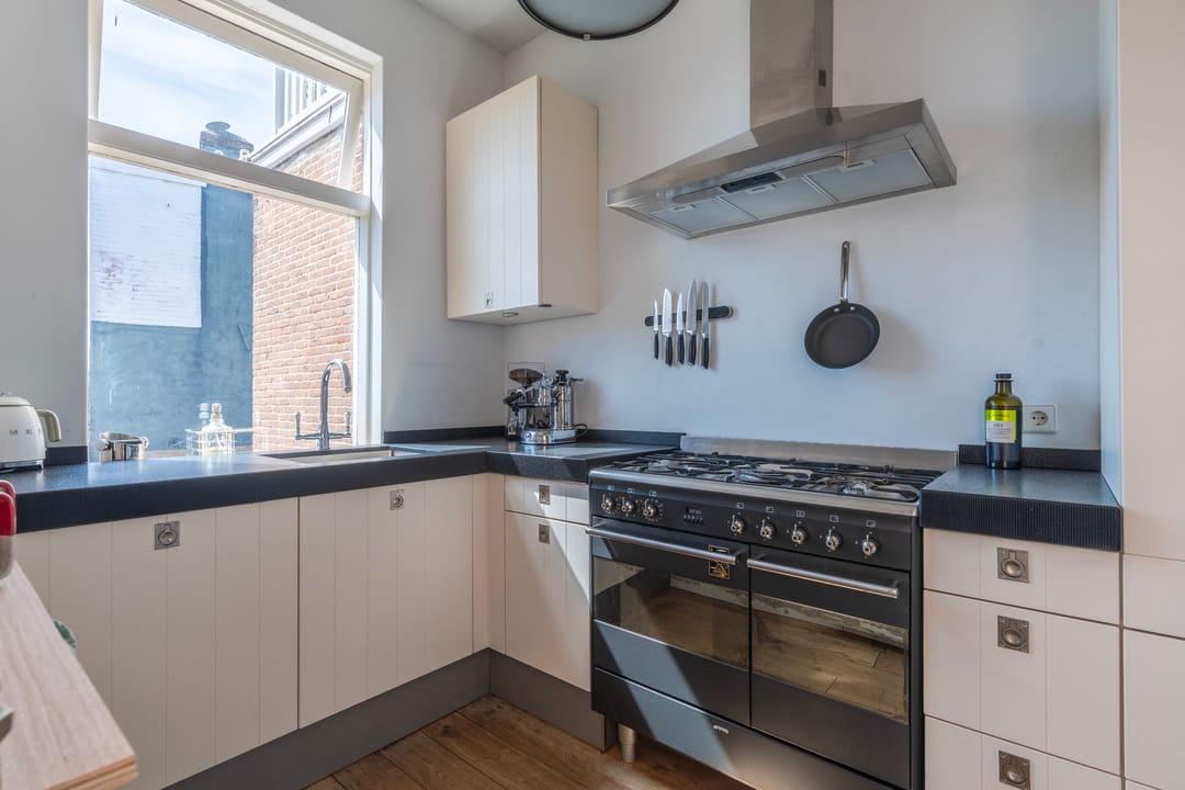 Charming 3 Bedroom Top Floor Apartment with Sun Filled Darterraces in Sonsbeekkwartier — 17