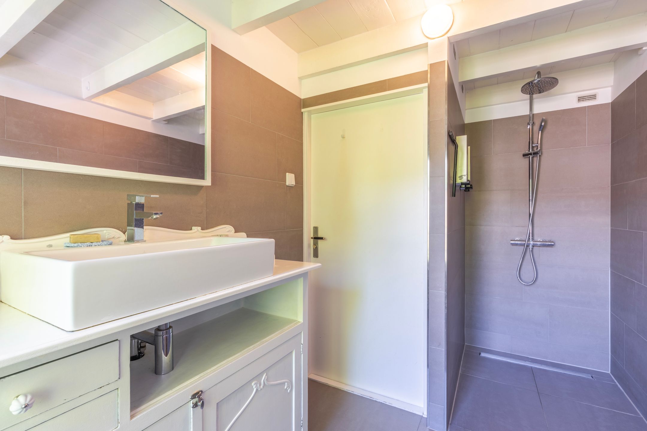 Charming 3 Bedroom Top Floor Apartment with Sun Filled Darterraces in Sonsbeekkwartier — 30