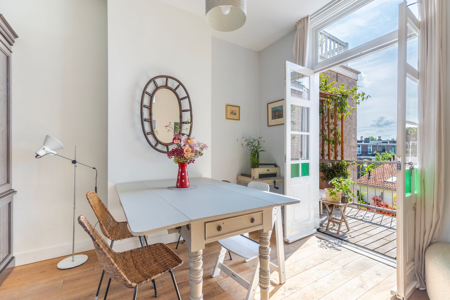 Charming 3 Bedroom Top Floor Apartment with Sun Filled Darterraces in Sonsbeekkwartier — 14