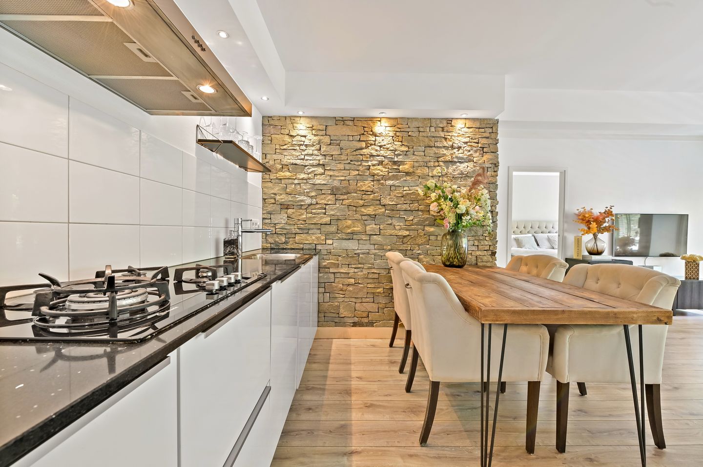 Move-in Ready Renovated Apartment with Sunny Southwest Balcony in Componistenbuurt — 14