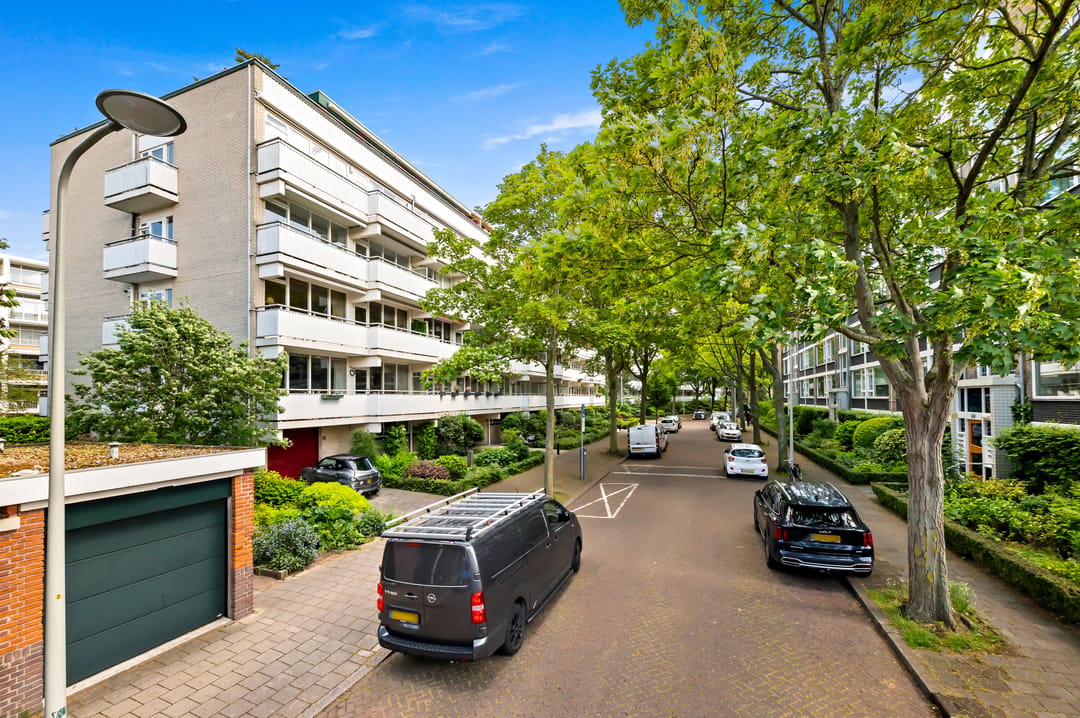 Move-in Ready Renovated Apartment with Sunny Southwest Balcony in Componistenbuurt — 28