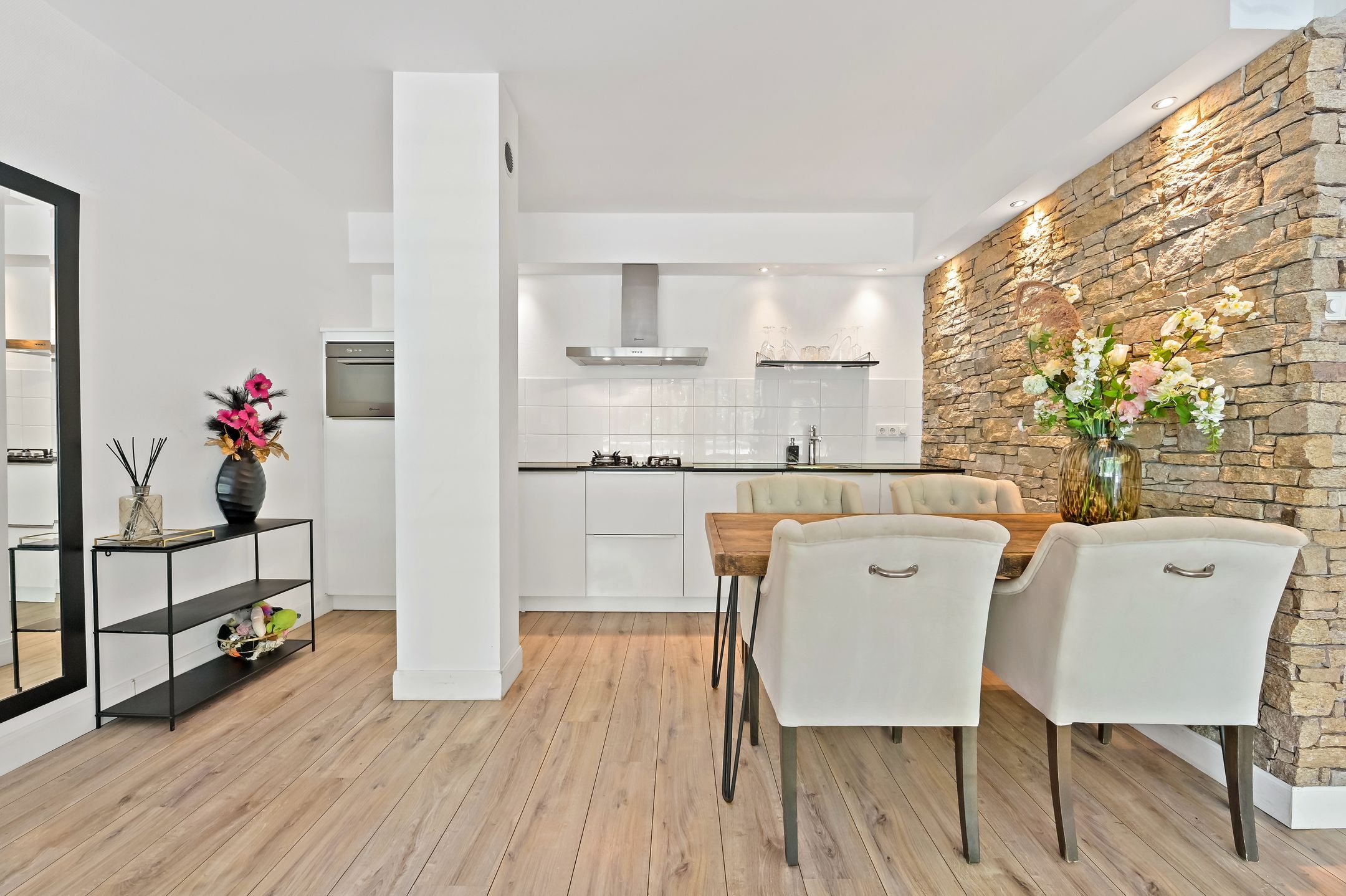 Move-in Ready Renovated Apartment with Sunny Southwest Balcony in Componistenbuurt — 12