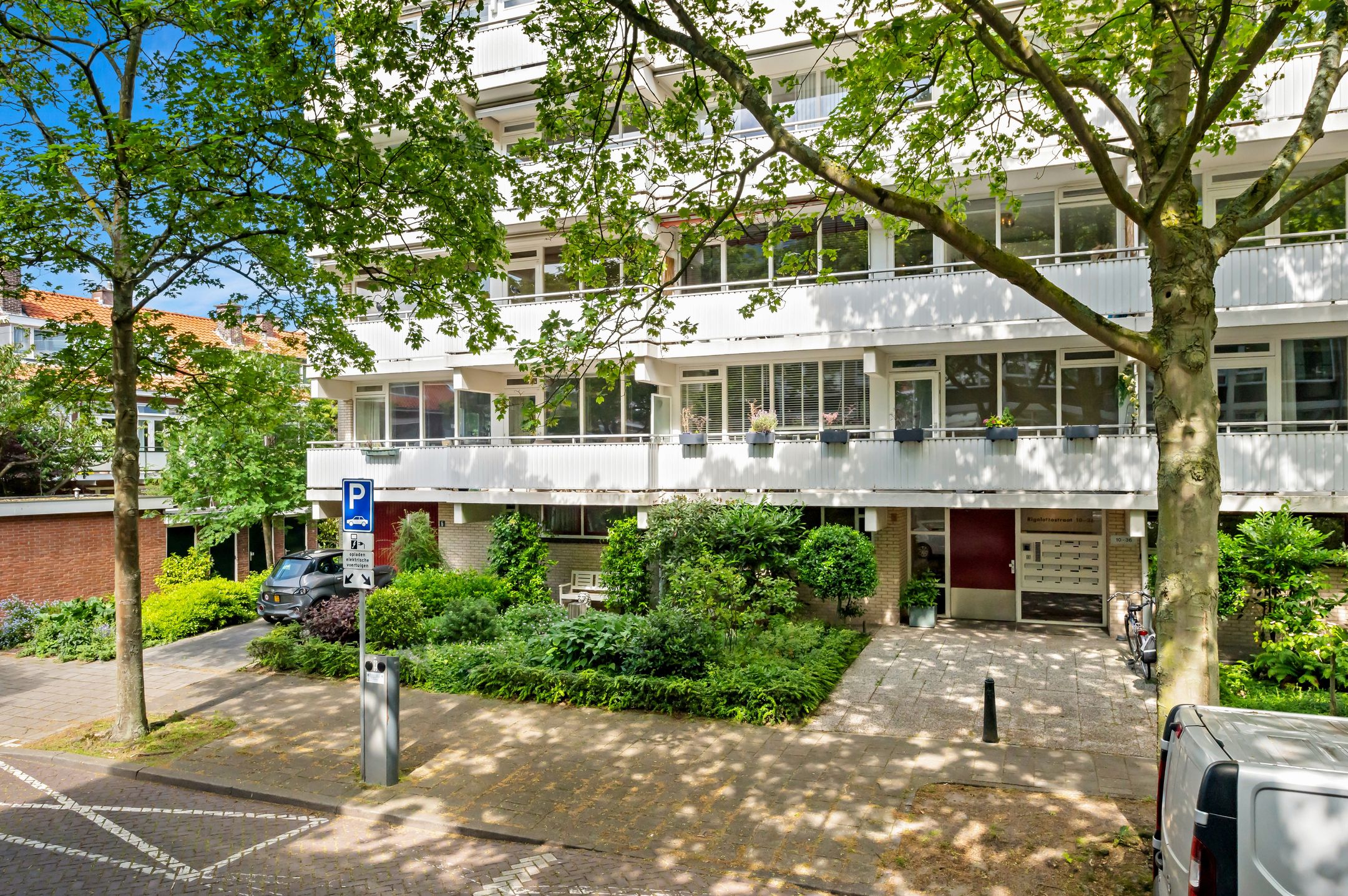 Move-in Ready Renovated Apartment with Sunny Southwest Balcony in Componistenbuurt — 27