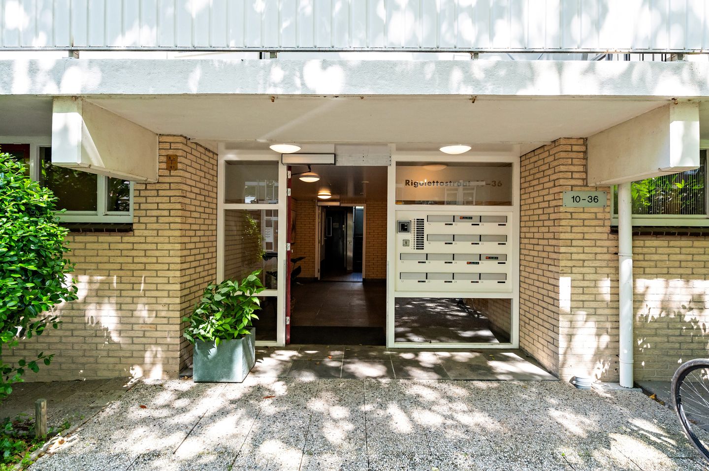 Move-in Ready Renovated Apartment with Sunny Southwest Balcony in Componistenbuurt — 29