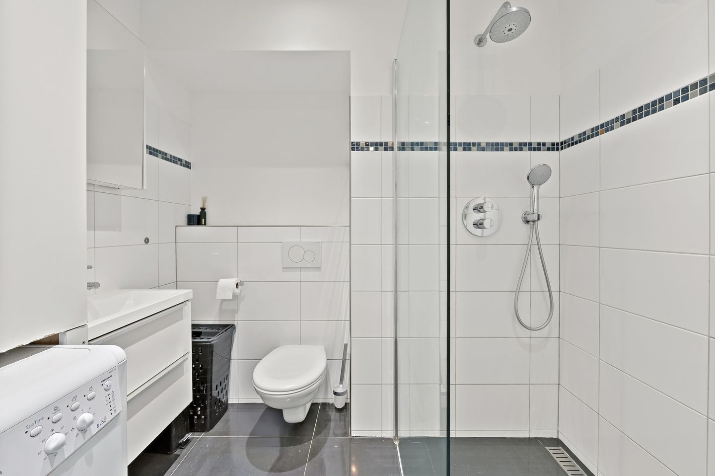 Move-in Ready Renovated Apartment with Sunny Southwest Balcony in Componistenbuurt — 20