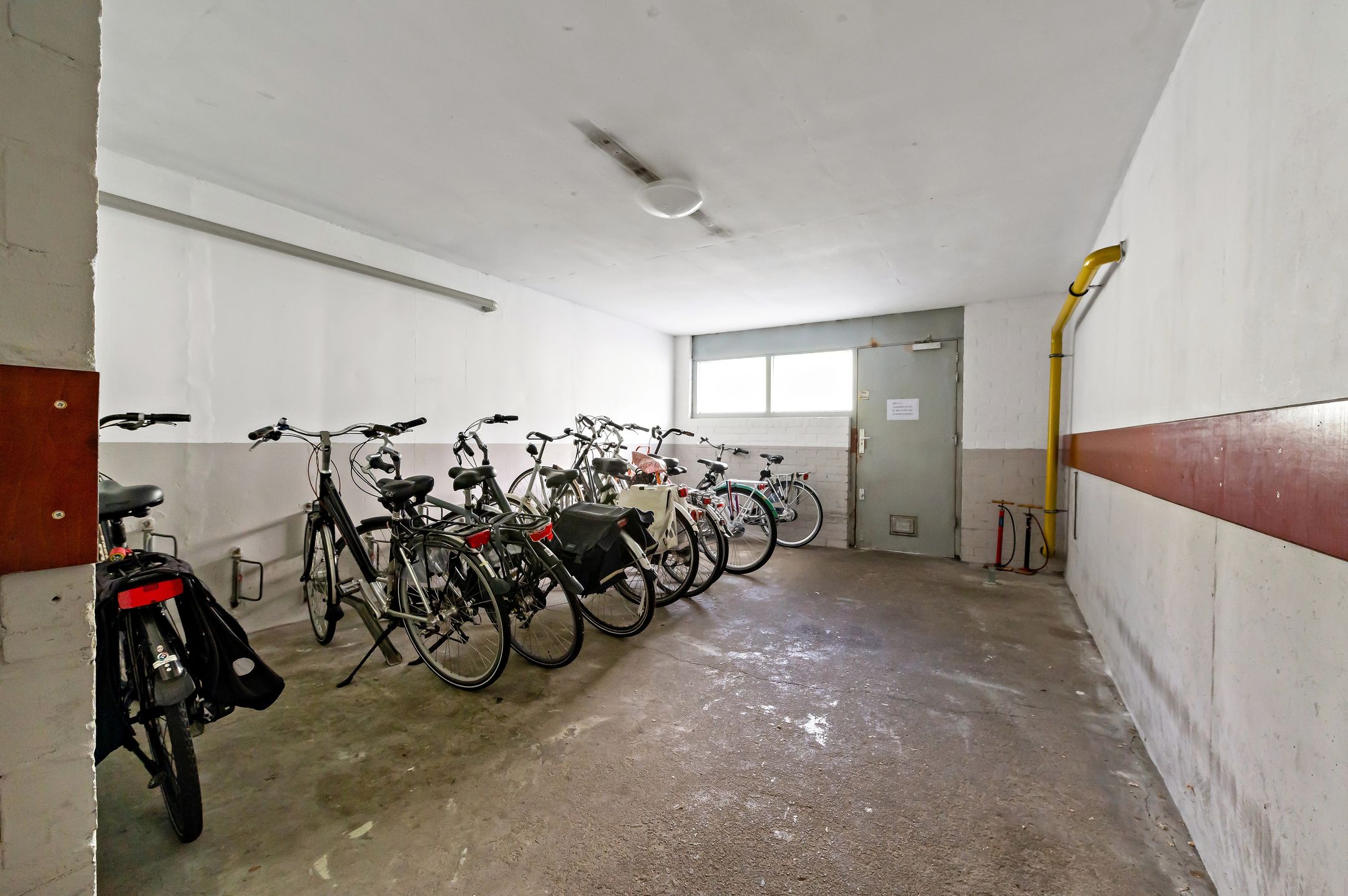Move-in Ready Renovated Apartment with Sunny Southwest Balcony in Componistenbuurt — 24