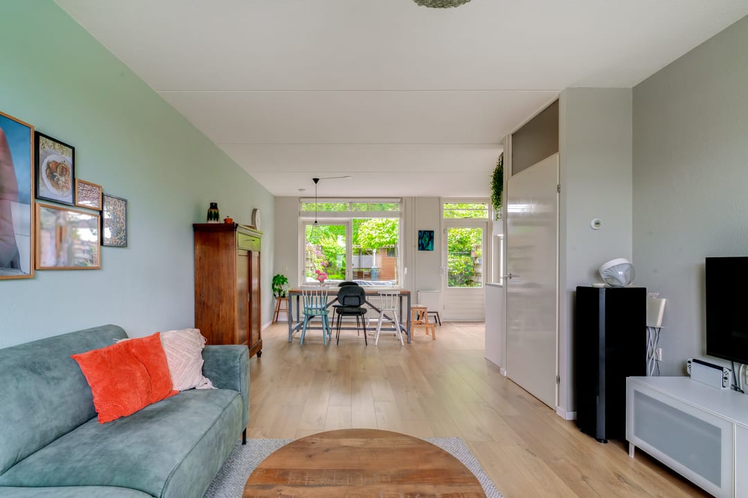 Modern family home with four bedrooms and updated kitchen — 7