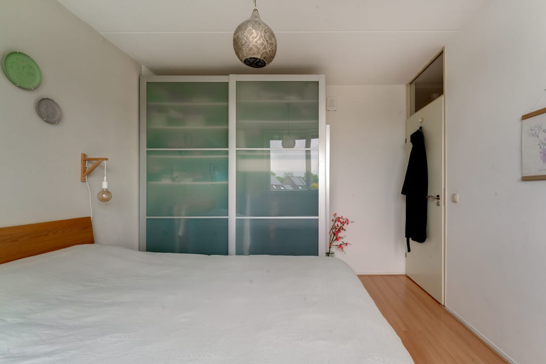 Modern family home with four bedrooms and updated kitchen — 32