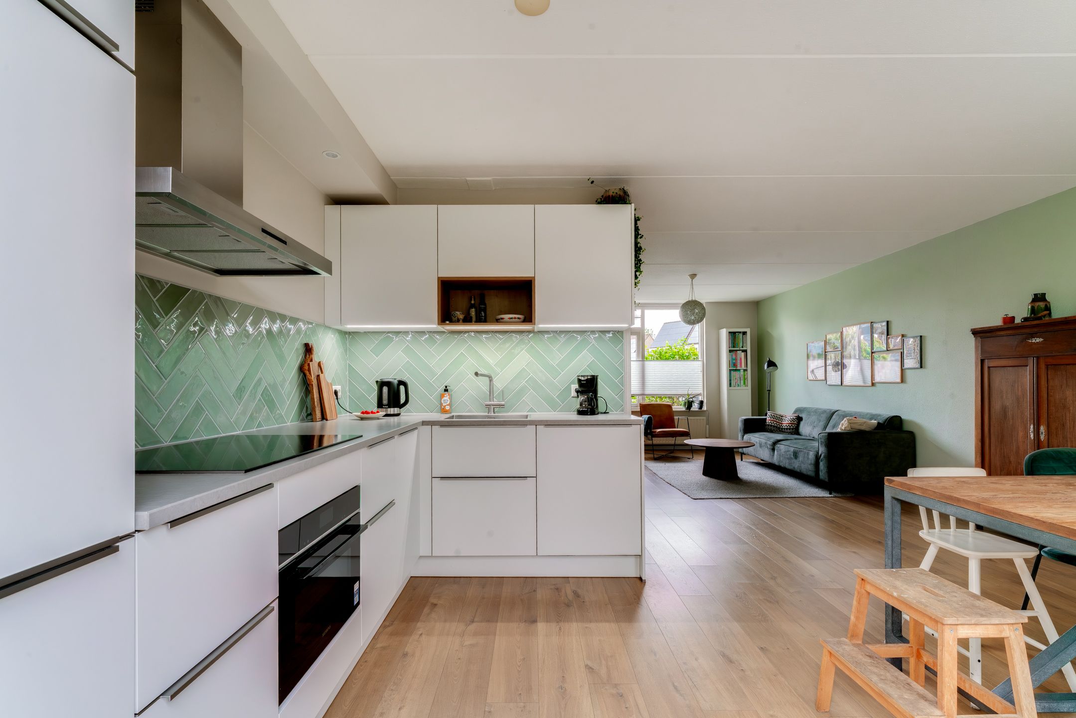 Modern family home with four bedrooms and updated kitchen — 15