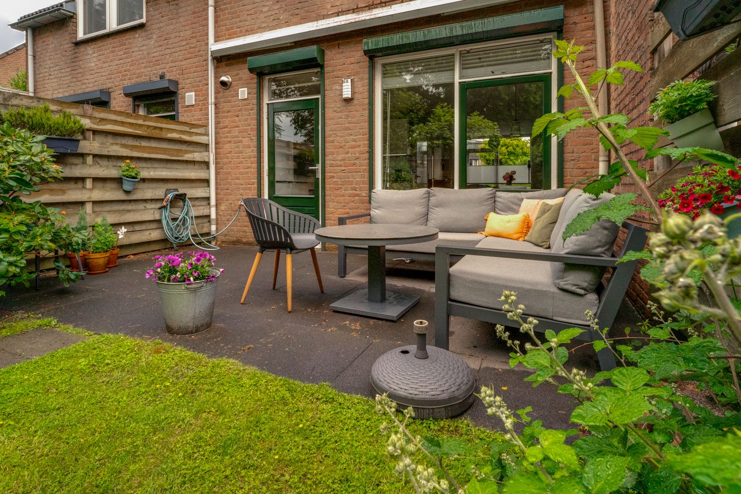 Modern family home with four bedrooms and updated kitchen — 19