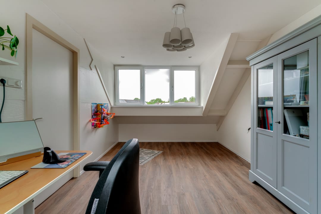 Modern family home with four bedrooms and updated kitchen — 41
