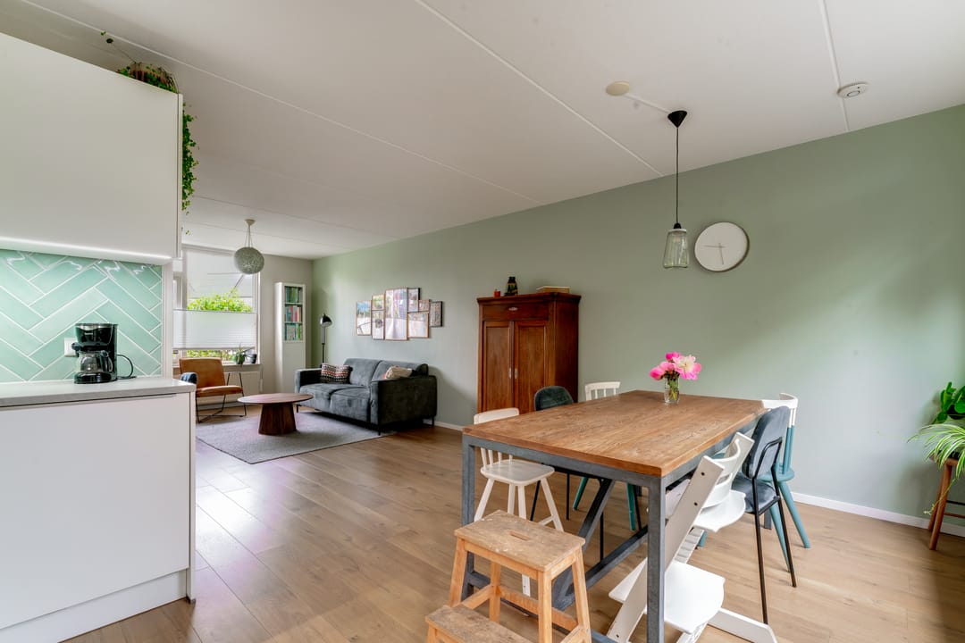 Modern family home with four bedrooms and updated kitchen — 13