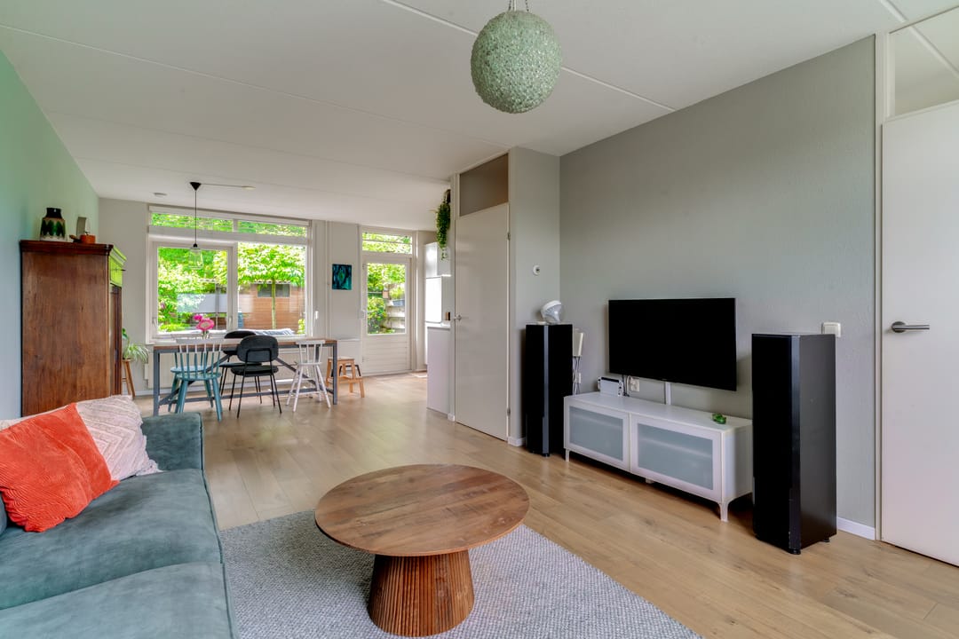 Modern family home with four bedrooms and updated kitchen — 8