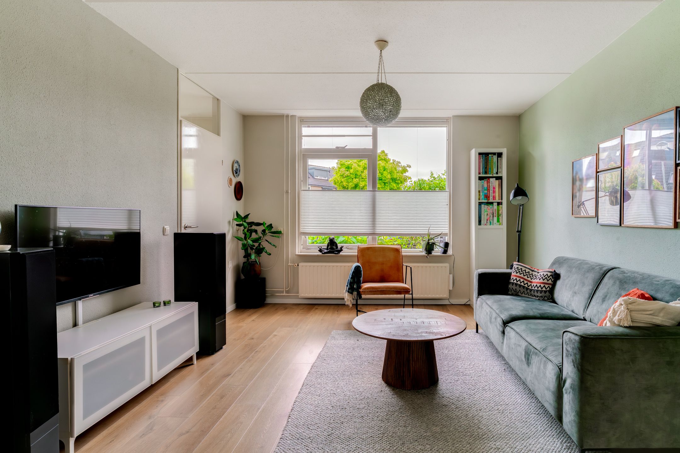 Modern family home with four bedrooms and updated kitchen — 9