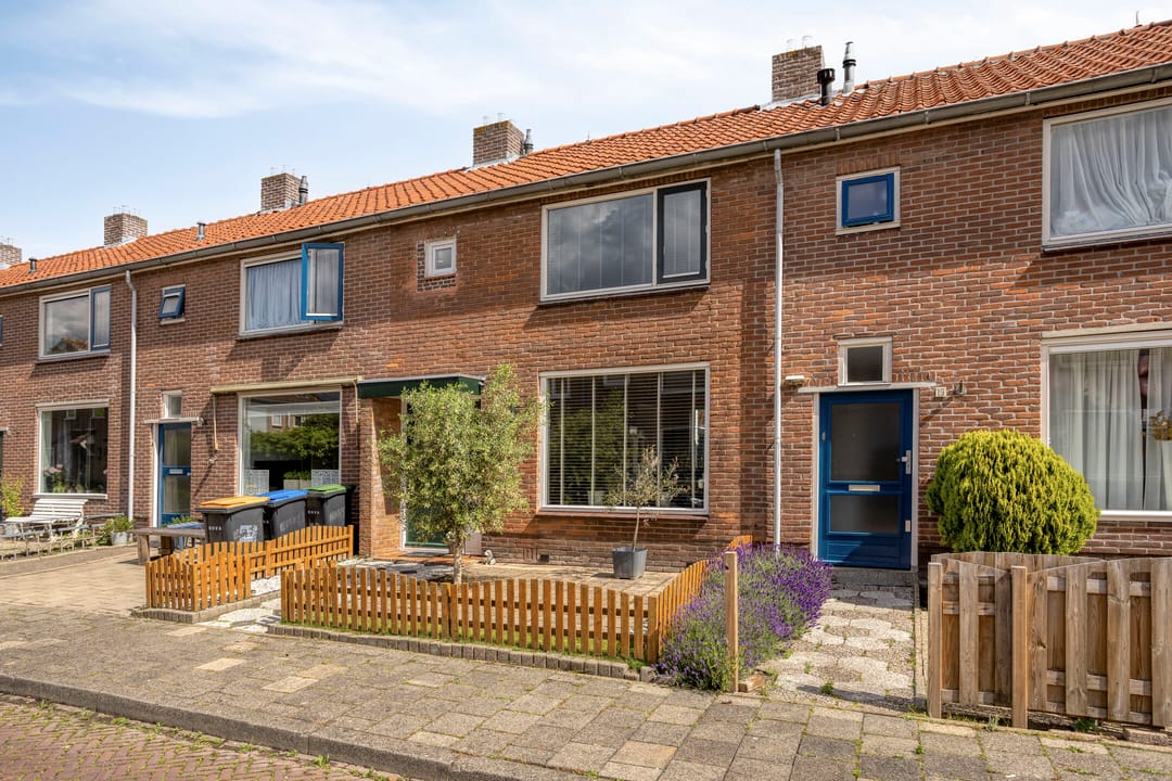 Starter Terraced Home with Potential in Bunschoten