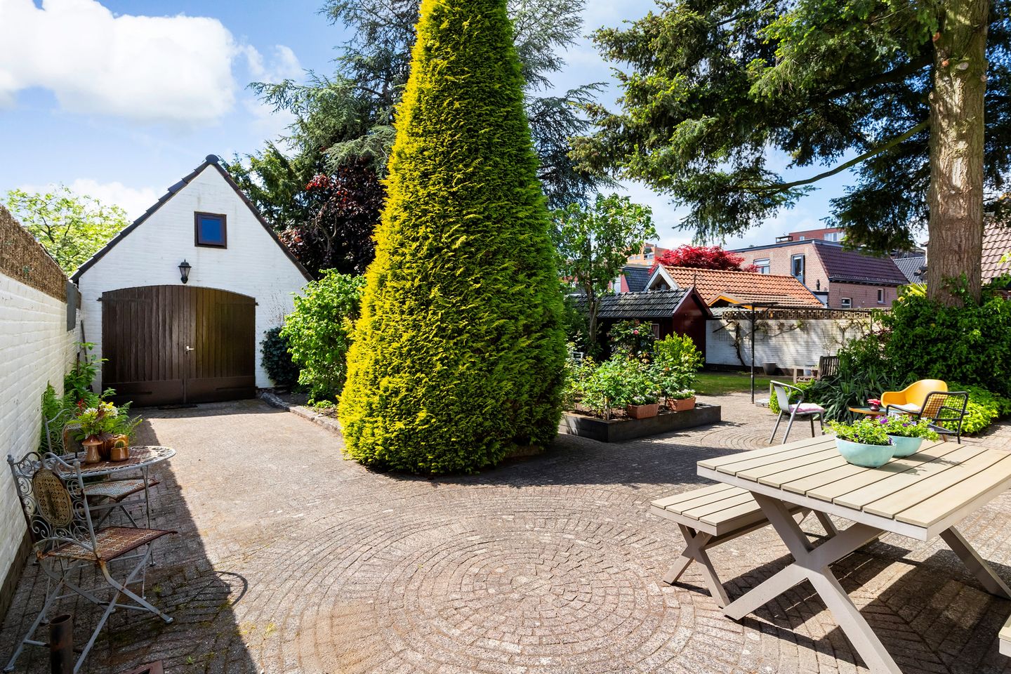 Spacious 1950s Detached Home with Sunlit South Garden — 19