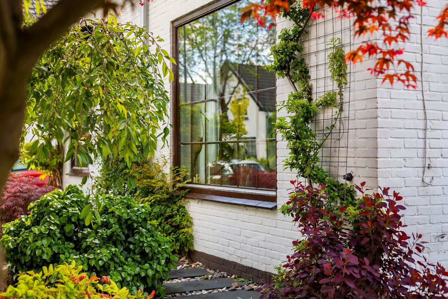 Spacious 1950s Detached Home with Sunlit South Garden — 10