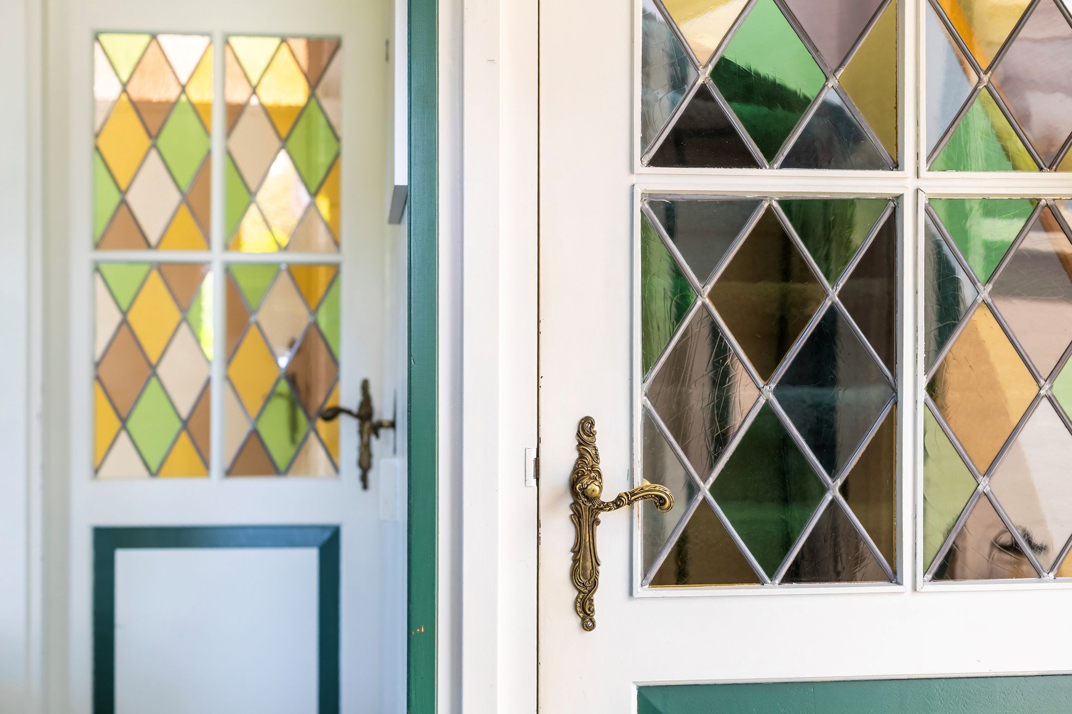 Spacious 1950s Detached Home with Sunlit South Garden — 39