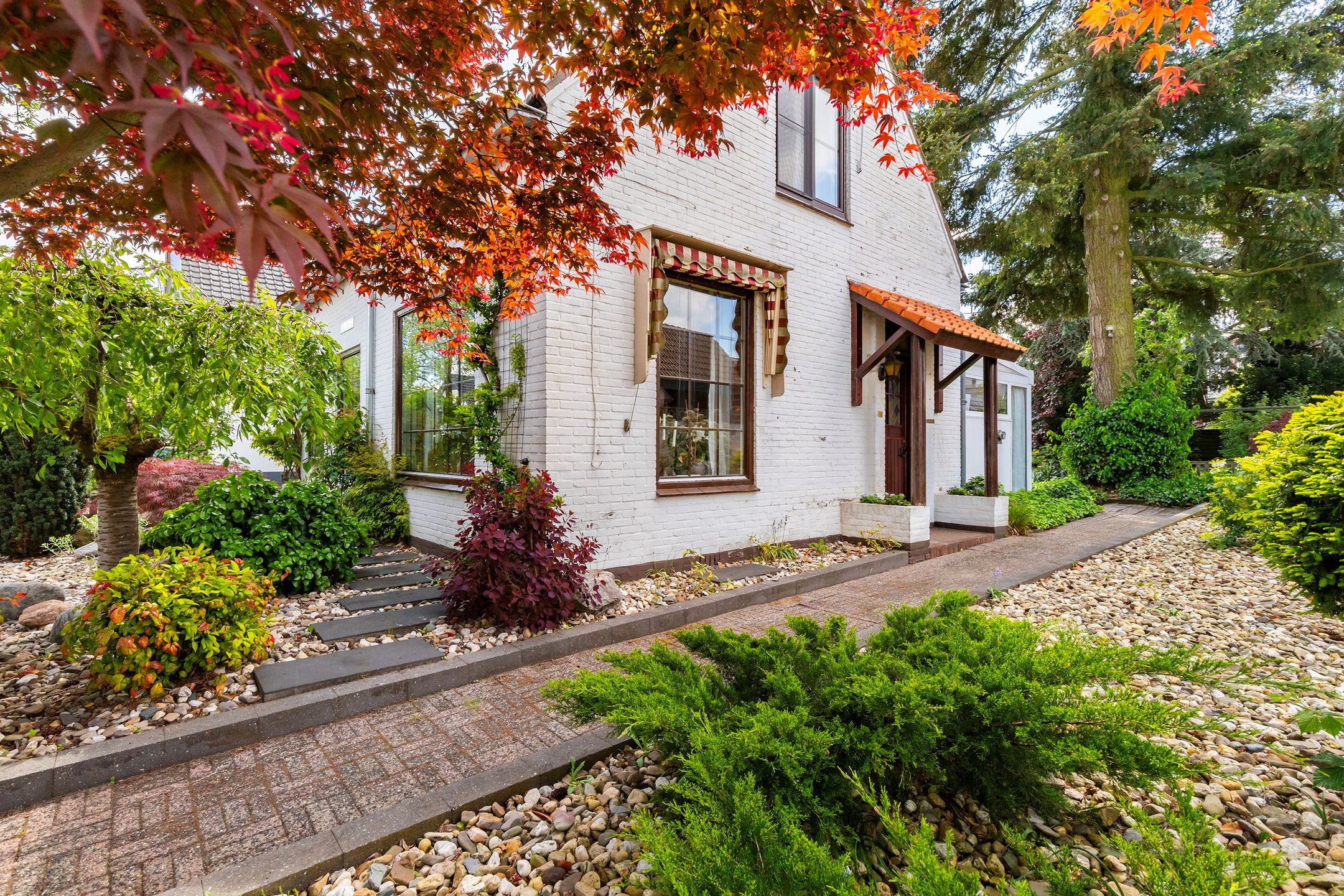 Spacious 1950s Detached Home with Sunlit South Garden — 12