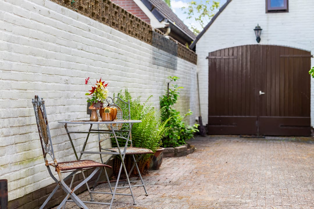 Spacious 1950s Detached Home with Sunlit South Garden — 31