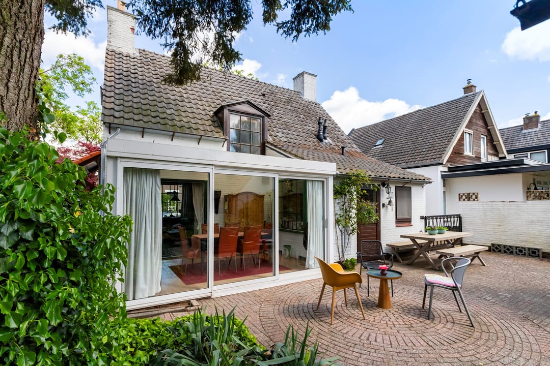 Spacious 1950s Detached Home with Sunlit South Garden — 23