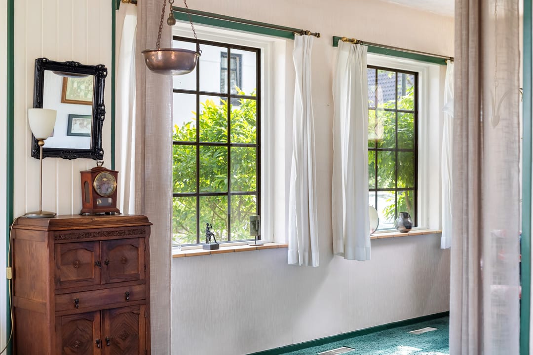 Spacious 1950s Detached Home with Sunlit South Garden — 43