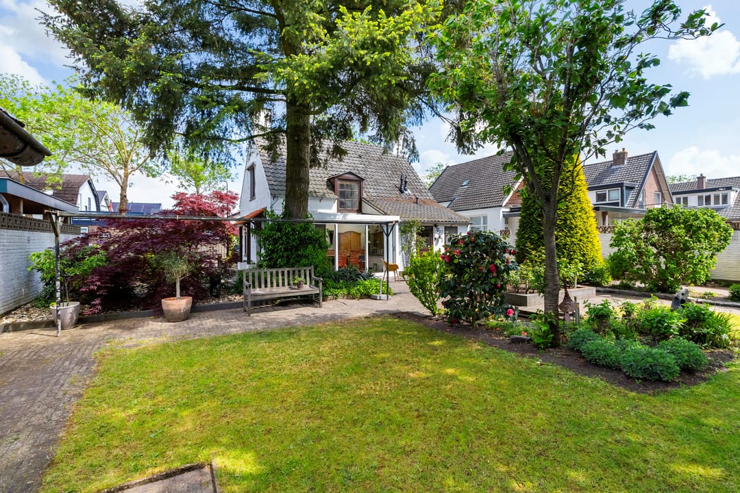 Spacious 1950s Detached Home with Sunlit South Garden — 28