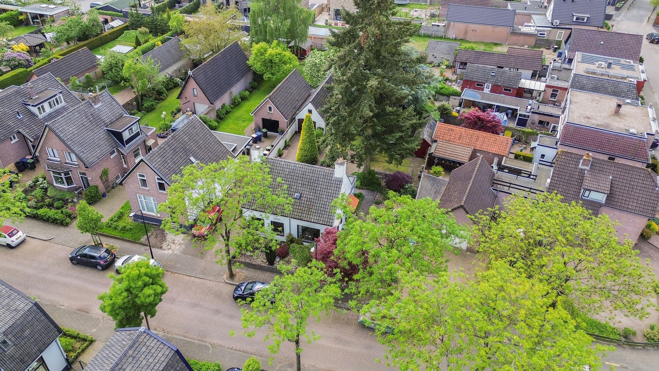 Spacious 1950s Detached Home with Sunlit South Garden — 36