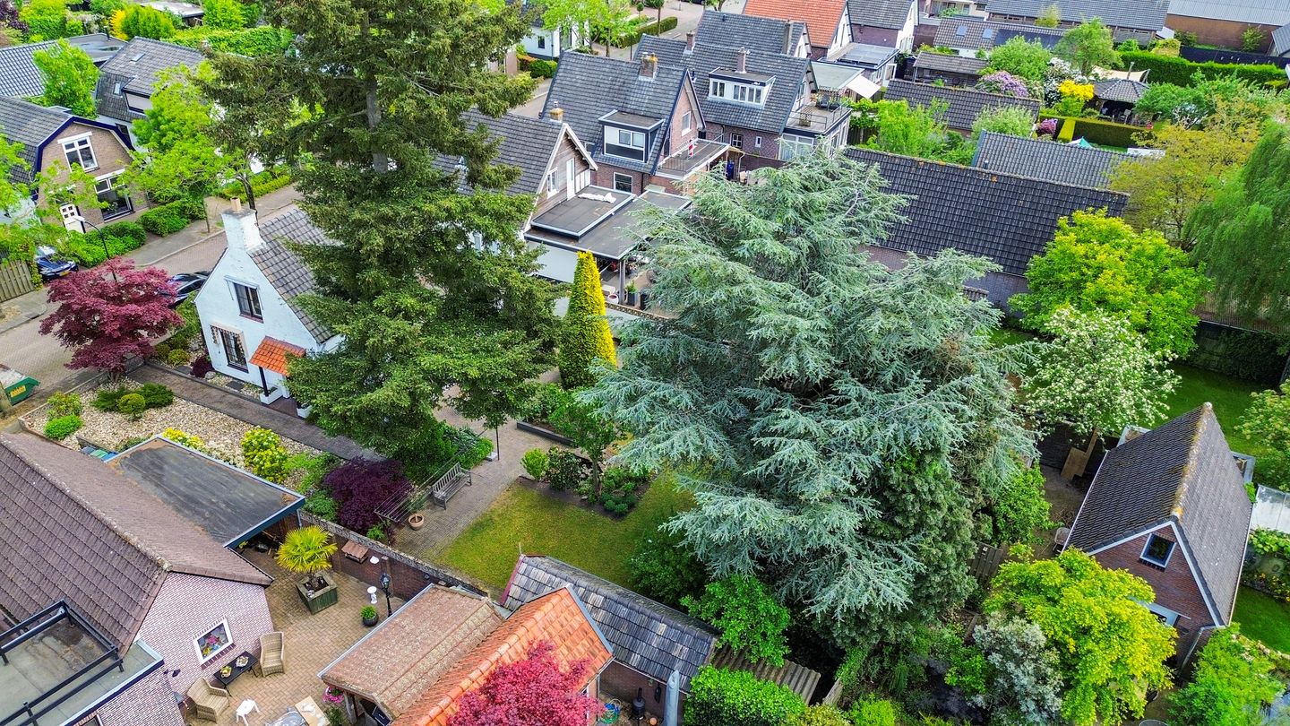 Spacious 1950s Detached Home with Sunlit South Garden — 34