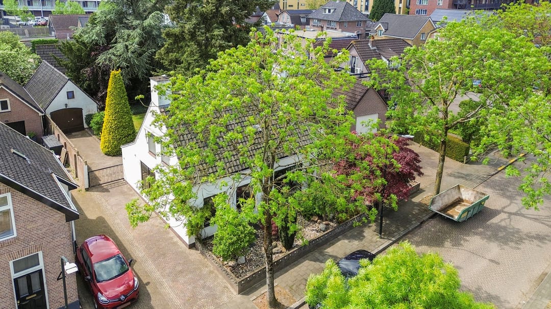 Spacious 1950s Detached Home with Sunlit South Garden — 37