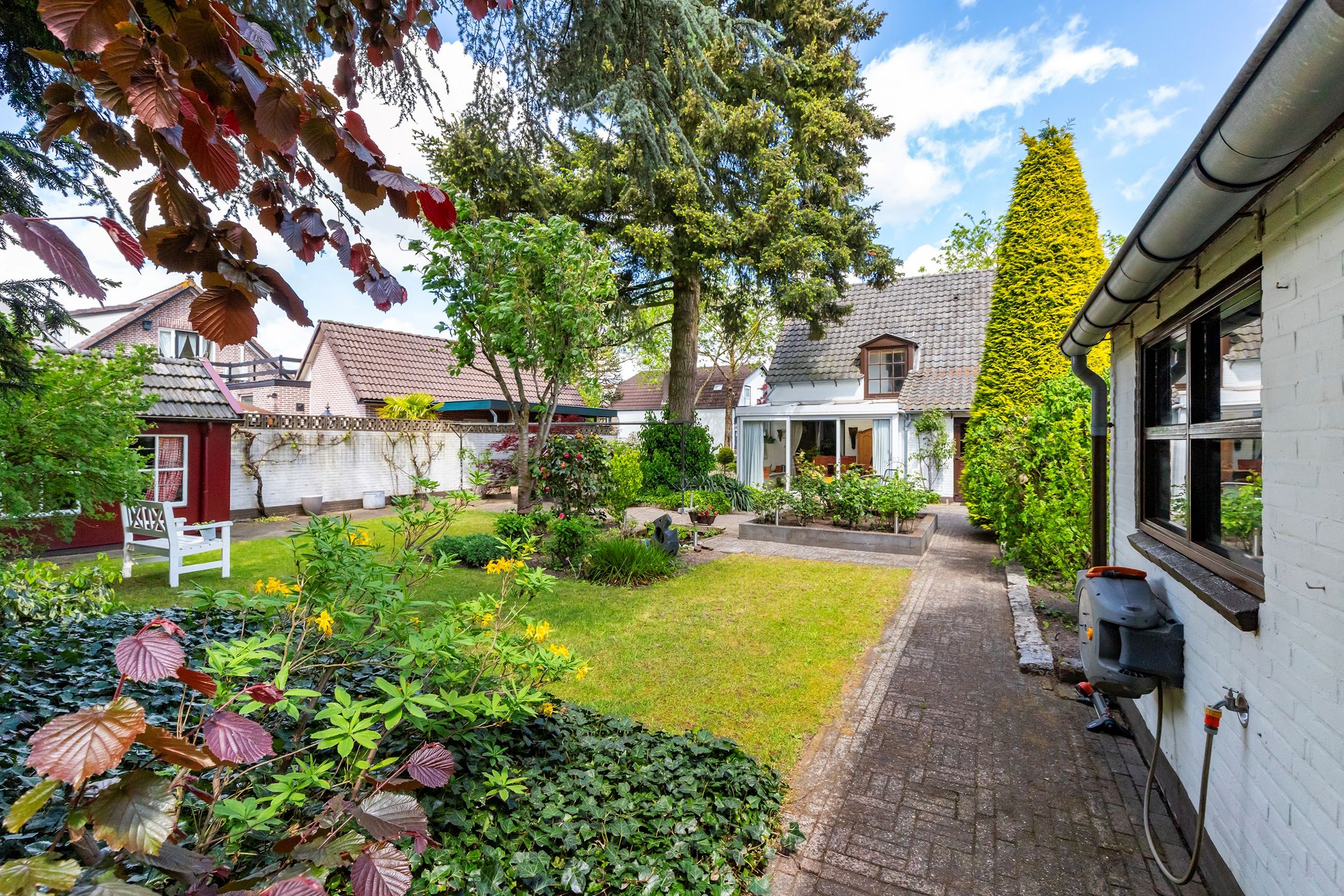 Spacious 1950s Detached Home with Sunlit South Garden — 27