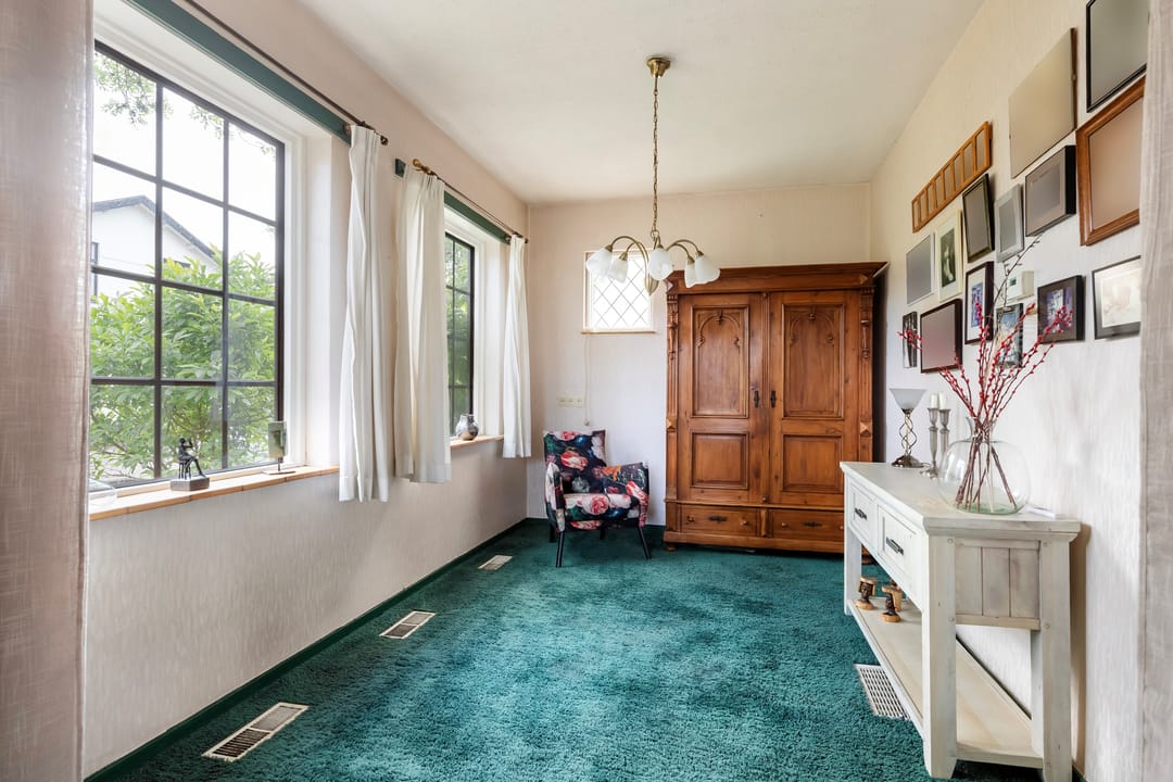 Spacious 1950s Detached Home with Sunlit South Garden — 47