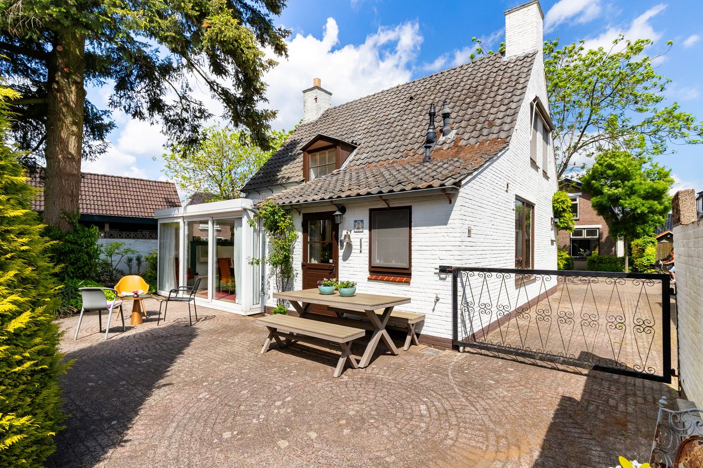 Spacious 1950s Detached Home with Sunlit South Garden — 20