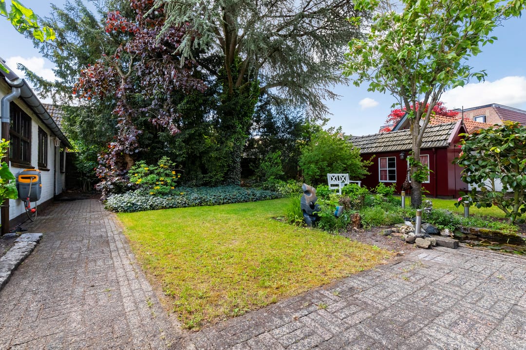 Spacious 1950s Detached Home with Sunlit South Garden — 26