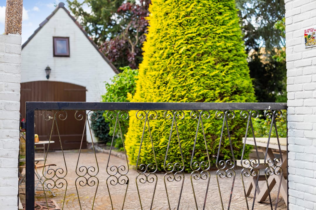 Spacious 1950s Detached Home with Sunlit South Garden — 32