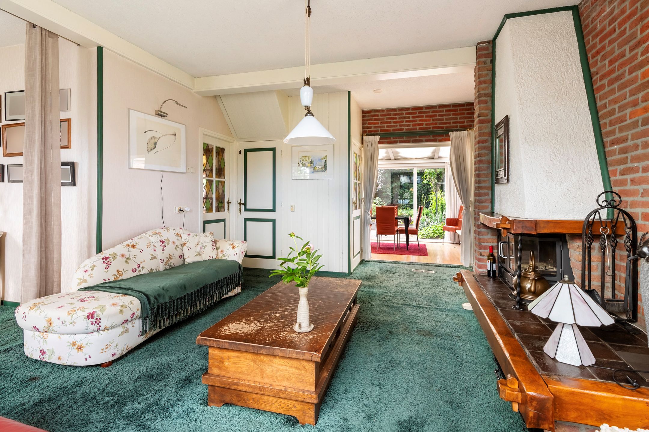 Spacious 1950s Detached Home with Sunlit South Garden — 45