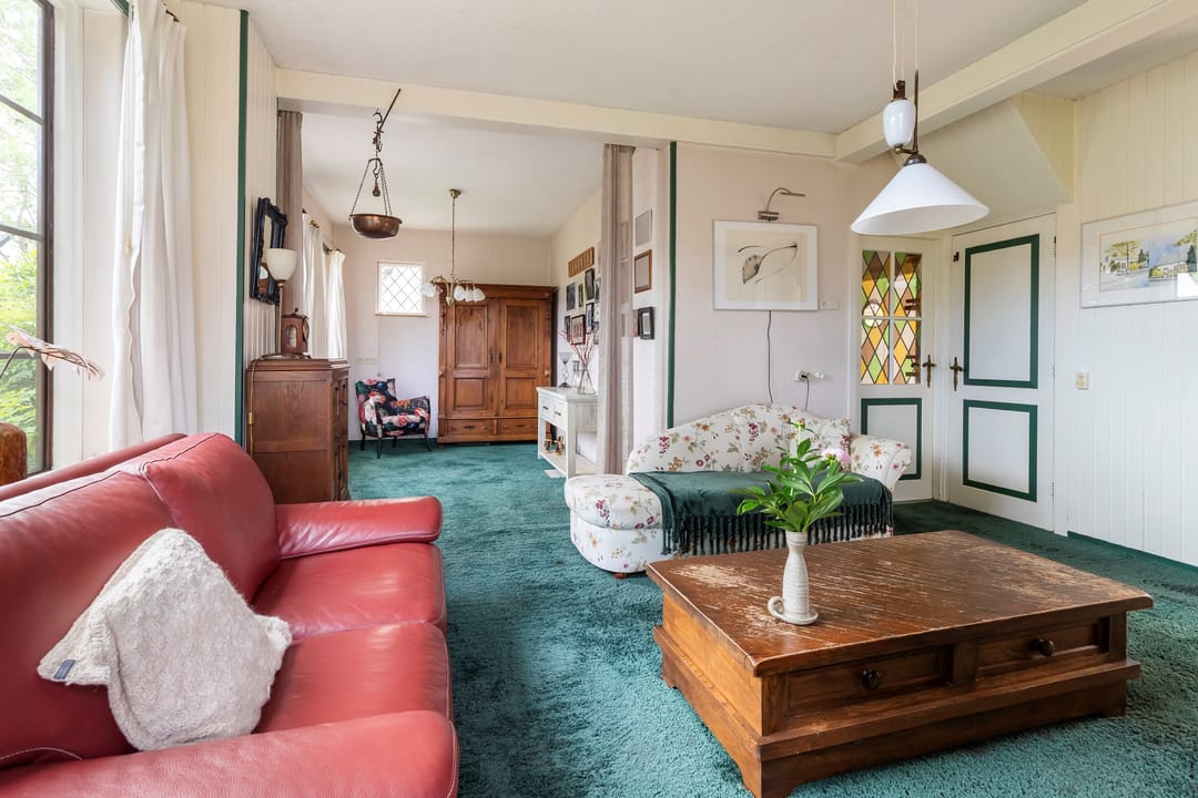 Spacious 1950s Detached Home with Sunlit South Garden — 46