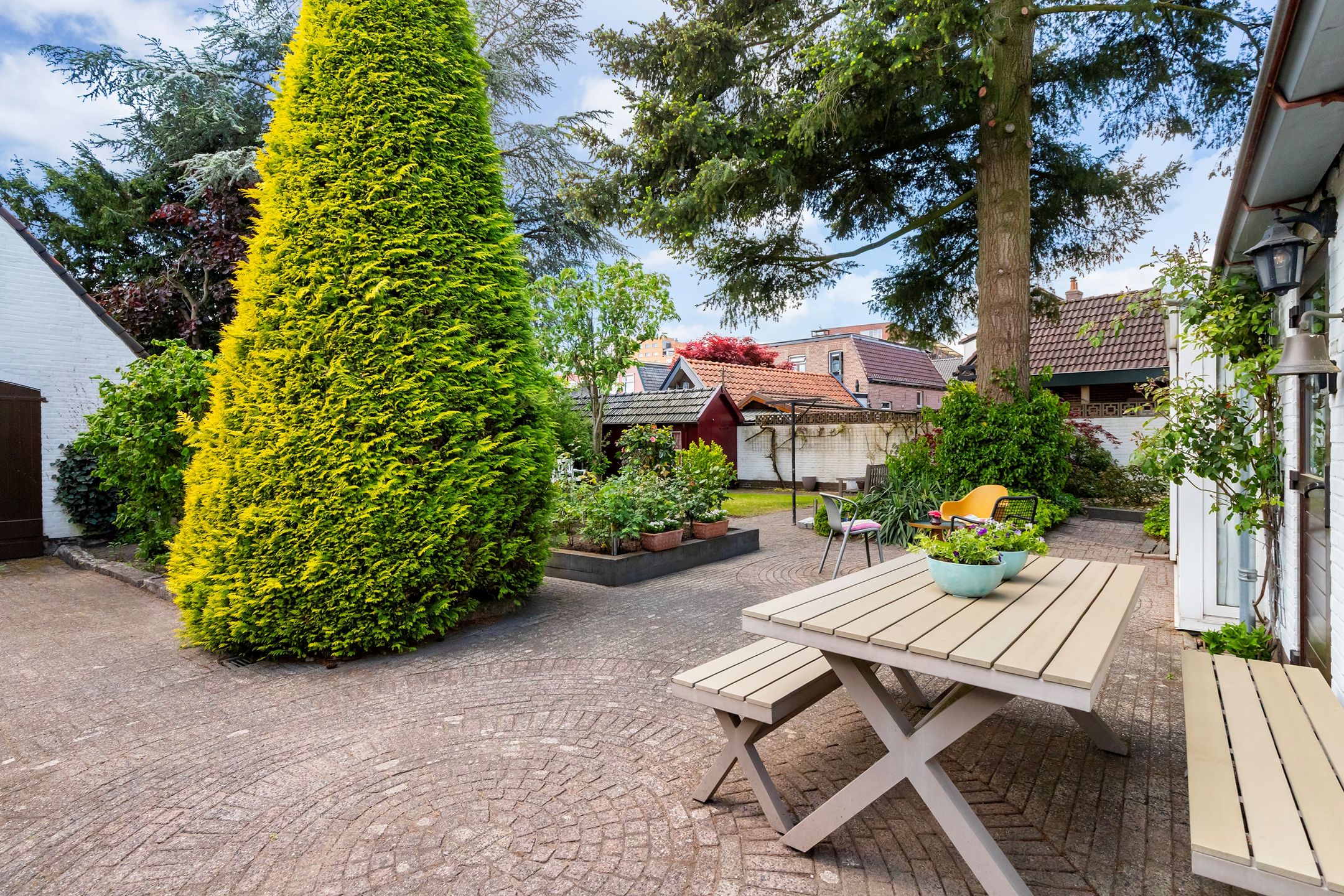 Spacious 1950s Detached Home with Sunlit South Garden — 24